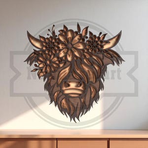 Puede incluir: Arte de pared de madera que representa la cabeza de una vaca de las Tierras Altas con detalles florales. La obra de arte marr&oacute;n presenta un dise&ntilde;o en capas y una veta de madera natural. La cabeza de la vaca est&aacute; adornada con flores, creando una pieza decorativa r&uacute;stica.
