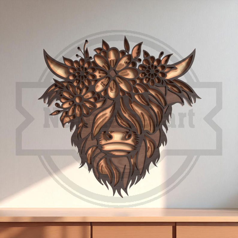 Puede incluir: Arte de pared de madera que representa la cabeza de una vaca de las Tierras Altas con detalles florales. La obra de arte marr&oacute;n presenta un dise&ntilde;o en capas y una veta de madera natural. La cabeza de la vaca est&aacute; adornada con flores, creando una pieza decorativa r&uacute;stica.