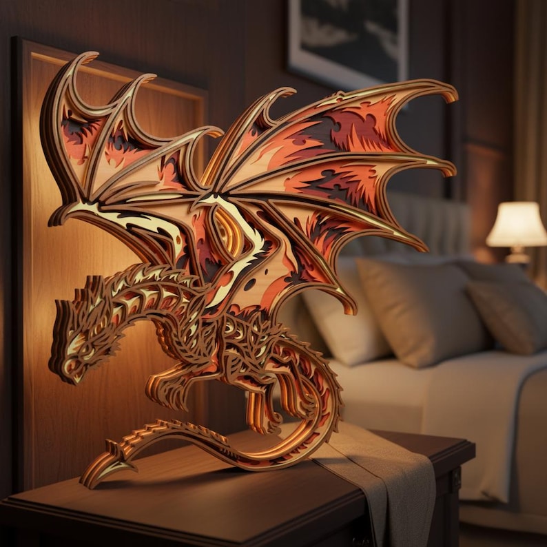 Peut inclure: Sculpture en bois en forme de dragon, avec des d&eacute;tails complexes. Les ailes du dragon sont de couleur orange, rouge et marron. La sculpture est mont&eacute;e sur un panneau de bois, cr&eacute;ant un effet 3D. Objet d&eacute;coratif.