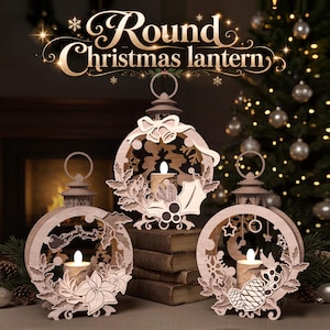 Può includere: Tre lanterne rotonde in legno con intricati disegni tagliati al laser raffiguranti una slitta, agrifoglio e pigne. Ogni lanterna contiene una piccola candela LED bianca. Il testo "Round Christmas lantern" è scritto in elegante corsivo dorato.