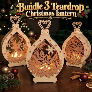 Könnte beinhalten: Drei helle, tropfenförmige Weihnachtslaternen aus Holz mit ausgeschnittenen Motiven. Links ein Rentier, in der Mitte ein Weihnachtsstern und rechts Kerzen. Jede Laterne hat einen herzförmigen Griff und eine Innenbeleuchtung. Text: Bundle 3 Teardrop Christmas lantern.
