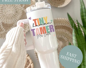 Personalisierte winzige menschliche Tamer 40 Unzen Becher mit Griff, benutzerdefinierter Name Kindertagesstätte, Vorschule oder Kindergärtnerin Geschenk für sie