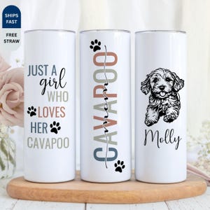 Könnte beinhalten: Drei weiße isolierte Becher mit schwarzem Text und Pfotenabdrücken. Einer sagt "Just a girl who loves her Cavapoo", ein anderer sagt "Cavapoo Mom", und der letzte hat eine Cavapoo-Illustration und den Namen "Molly".