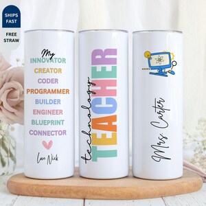 Könnte beinhalten: Weißer isolierter Becher mit farbenfrohem Text: "My Innovator, Creator, Coder, Programmer, Builder, Engineer, Blueprint, Connector." Ein weiterer Becher sagt "Technology Teacher." Der dritte hat eine Computergrafik und "Mrs. Carter."