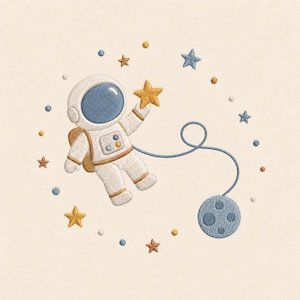 Puede incluir: Un diseño bordado que muestra a un astronauta blanco con traje espacial y visera azul, alcanzando una estrella dorada. Una cuerda azul conecta al astronauta con una luna azul. La escena está rodeada de pequeñas estrellas y puntos dorados.