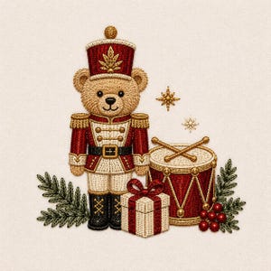 Puede incluir: Un diseño bordado que muestra un oso de peluche beige vestido de cascanueces con uniforme rojo y crema y gorro a juego, junto a un tambor rojo con detalles dorados, un regalo color crema con lazo rojo, ramas de pino y bayas rojas.