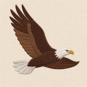 Könnte beinhalten: Ein gestickter Aufnäher, der einen Weißkopfseeadler im Flug mit weit ausgebreiteten Flügeln zeigt. Der Adler hat einen weißen Kopf und Schwanz, einen gelben Schnabel sowie braune Federn an Körper und Flügeln, dargestellt mit feinen Stichen.