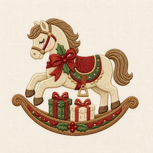 Puede incluir: Un diseño bordado de caballo balancín en tonos crema, marrón, rojo y verde. El caballo presenta un lazo rojo, una silla de montar verde y crines marrones. Debajo del caballo hay dos cajas de regalo, una verde y otra blanca, con lazos rojos.