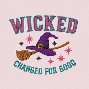 Puede incluir: Un fondo rosa con las palabras "WICKED" y "CHANGED FOR GOOD" en verde azulado y rosa. Un sombrero de bruja morado con una banda negra y una hebilla dorada está sobre una escoba marrón. Estrellas rosas y negras rodean el sombrero y el texto.