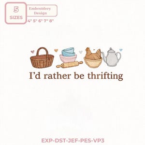 Op de afbeelding: Een borduurontwerp met een bruine mand, blauwe en roze kommen, een deegroller, een kip in een kom en een theepot. De tekst "I'd rather be thrifting" staat eronder. Beschikbare maten: 10.16cm, 12.7cm, 15.24cm, 17.78cm en 20.32cm.