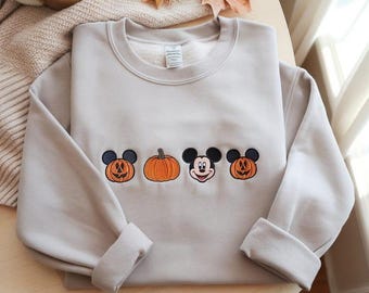 Diseño bordado de calabaza de Mickey para Halloween, jersey de cuello redondo de Disney con parche de calabaza, diseño bordado de Disney para otoño, diseño acogedor para temporada espeluznante