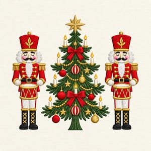 Può includere: Un disegno da ricamo che presenta un albero di Natale verde centrale decorato con ornamenti rossi e dorati, candele e una stella in cima, affiancato da due figure di schiaccianoci identiche in uniforme rossa che suonano tamburi.
