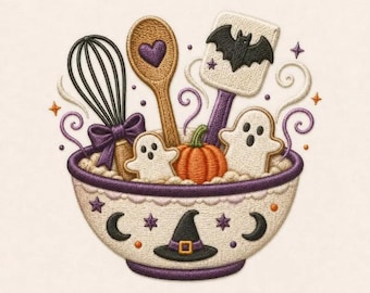 Puede incluir: Un diseño bordado de un tazón para mezclar decorado con un sombrero de bruja, lunas crecientes y estrellas. Dentro del tazón hay un batidor con un lazo morado, una cuchara de madera con un corazón, una espátula con un murciélago, dos galletas de fantasma y una pequeña calabaza naranja.