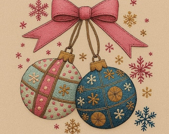 Peut inclure: Motif brodé de décorations de Noël avec deux boules, une turquoise et rose, l'autre bleue et dorée, suspendues à un nœud rose. Des flocons de neige de différentes couleurs entourent les ornements, le tout sur fond beige.