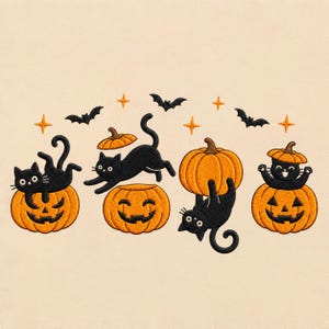 Peut inclure: Un motif de broderie représentant quatre chats noirs interagissant avec des citrouilles d'Halloween orange. La scène comprend de petites étoiles orange et des chauves-souris noires dispersées au-dessus des chats et des citrouilles.