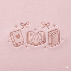 Könnte beinhalten: Hellrosa gesticktes Design mit drei Büchern, zwei Schleifen und mehreren sternförmigen Akzenten. Ein Buch ist geöffnet, eines ist mit einem Herz geschlossen, und das andere ist geschlossen. Das Design befindet sich auf einem hellrosa Hintergrund.