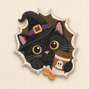 Puede incluir: Un parche bordado que muestra un gato negro con un sombrero de bruja morado y una hebilla amarilla. El gato sostiene un vaso de café marrón con un fantasma blanco y dos dulces de maíz, todo enmarcado por un efecto de papel rasgado.