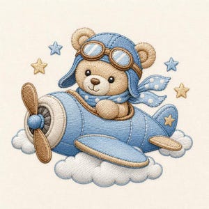 Puede incluir: Un diseño de bordado que muestra un oso de peluche marrón claro con un gorro de aviador azul con gafas y una bufanda de lunares a juego. El oso está sentado en un avión azul claro con una hélice marrón, rodeado de nubes blancas y estrellas.