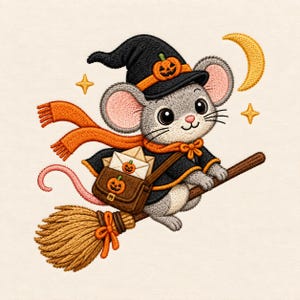 Puede incluir: Un diseño bordado de un ratón gris con un sombrero de bruja negro con un detalle de calabaza, una bufanda naranja brillante y un bolso marrón que contiene una carta con un sello de calabaza. El ratón vuela sobre una escoba con una luna creciente.