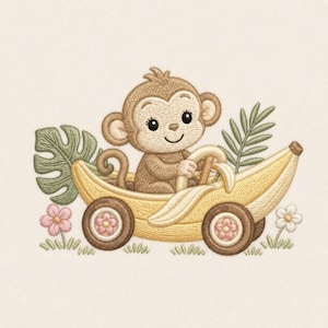 Könnte beinhalten: Ein Stickmotiv mit einem hellbraunen Affen, der in einem gelben, bananenförmigen Auto mit braunen Rädern sitzt. Die Szene enthält ein grünes Monstera-Blatt, einen Palmwedel sowie kleine rosa und weiße Blumen auf einem hellcremefarbenen Hintergrund.