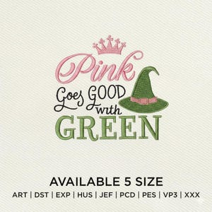 Puede incluir: Diseño bordado con el texto "Pink Goes Good with Green" en rosa y verde, con un sombrero de bruja y una corona. El diseño está disponible en 5 tamaños.
