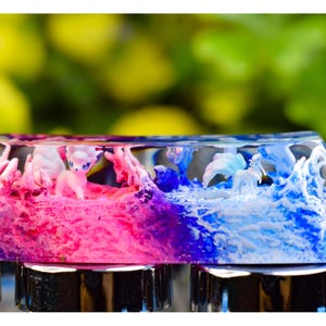 Peut inclure: Une touche de clavier personnalisée avec une scène fantastique aux couleurs rose et bleu. La touche est en résine transparente et contient des figurines miniatures de créatures mythiques. Conçue pour les claviers mécaniques.