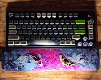 Reposamuñecas de resina con forma de pez koi, decoración para juegos, soporte para muñecas, reposamanos, reposamuñecas para teclado personalizado, tecla artesanal, decoración azul y rosa para juegos.