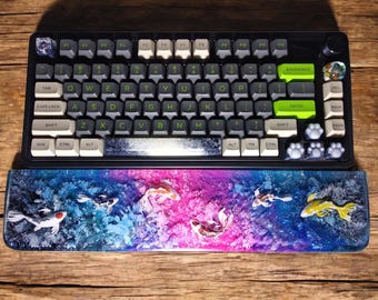 Reposamuñecas de resina con forma de pez koi, decoración para juegos, soporte para muñecas, reposamanos, reposamuñecas para teclado personalizado, tecla artesanal, decoración azul y rosa para juegos.