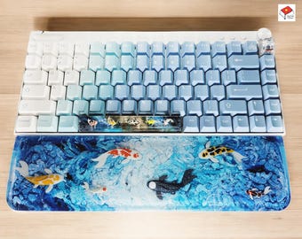 Reposamuñecas de resina con forma de pez koi, decoración para videojuegos, soporte para la muñeca, reposamanos, reposamuñecas personalizado para teclado, teclas artesanales, decoración azul y blanca para videojuegos