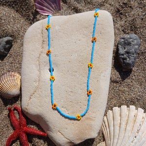 Collar de cuentas con flores de colores 2 – Diversión y estilo veraniego