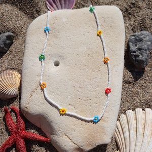Collar de cuentas con flores de colores: un toque divertido y veraniego