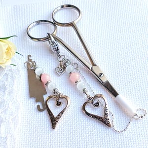 Set OOAK-accessoires voor borduurwerk &quot;Carved Heart&quot; Schaarsleutelhanger met beschermkap en naaldinrijger / Kralenschaarbedel / Ketting