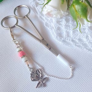 Schaarsleutelhanger met beschermkap &quot;Garden Rose&quot; / Kralenschaarbedel / Schaarketting / Handwerkaccessoire / Kruissteekgereedschap