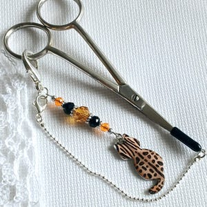Schaarzakje &quot;Gevlekte kat&quot; met beschermkap / Kralenschaarbedel / Schaarketting / Handwerkaccessoire / Kruissteekgereedschap