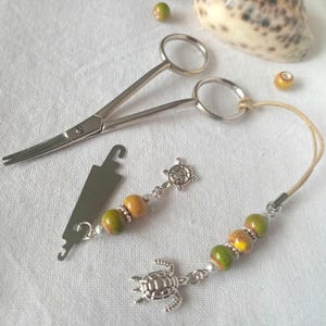 Set accessoires voor borduurwerk &quot;Groene schildpad&quot; Schaarsleutelhanger en naaldinrijger / Kralenschaarbedel / Schaarketting / Handwerkaccessoire