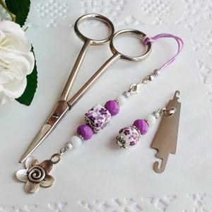 Set accessoires voor borduurwerk &quot;Lila bloemen&quot; Schaarsleutelhanger en naaldinrijger met kralenbedel / Kralenschaarbedel / Schaarketting