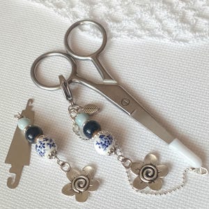 Set accessoires voor borduurwerk &quot;Blauwe bloemen&quot; Schaarsleutelhanger met beschermkap en naaldinrijger / Kralenschaarbedel / Schaarketting
