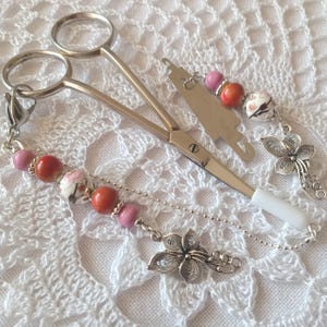 Set accessoires voor borduurwerk &quot;Exotic Orchid&quot; Schaarsleutelhanger met beschermkap en naaldinrijger / Kralenschaarbedel / Schaarketting