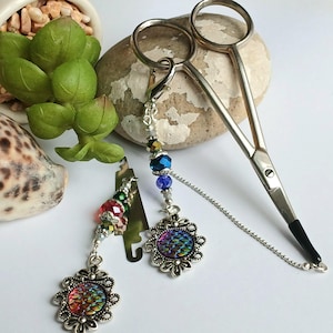 Borduuraccessoireset &quot;Mermaids Treasure&quot; schaarsleutelhanger met beschermende siliconen dop en draadinsteker met hanger / schaarsleutelhanger kralen