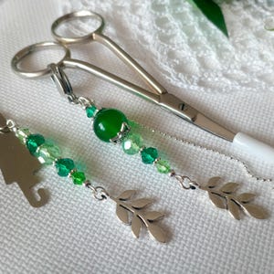 Set accessoires voor borduurwerk &quot;Juicy Greens&quot; Schaarsleutelhanger met beschermkap en naaldinrijger / Kralenschaarbedel / Schaarketting