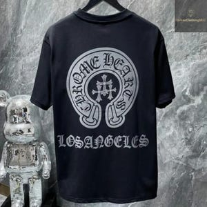 Look classique et minimaliste T-shirt unisexe noir à col rond,