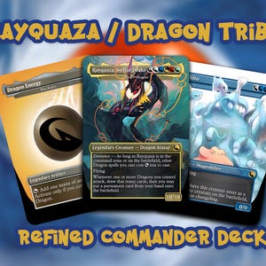 Puede incluir: Tres cartas coleccionables de un Refined Commander Deck. Las cartas presentan un tema de dragón, con el texto "Rayquaza / Dragon Trible" en la parte superior. Una carta está etiquetada como "Dragon Energy", y otra presenta una ilustración de dragón.