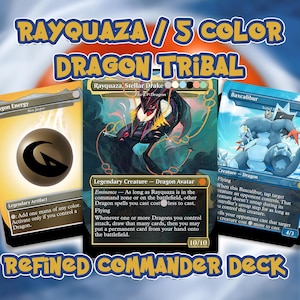 Könnte beinhalten: Drei Magic: The Gathering-Karten werden gezeigt, die ein Drachen-Thema haben. Die Karten umfassen "Rayquaza, Stellar Drake", "Baxcalibur" und eine "Dragon Energy"-Karte. Der Text "RAYQUAZA / 5 COLOR DRAGON-TRIBAL" steht oben, mit "REFINED COMMANDER DECK" unten.