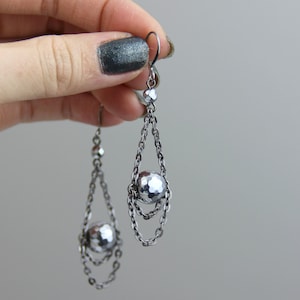 Disco Ohrhänger - Metallic Grau Silber Ball Gunmetal Kette Ohrringe - Metallisch Neutral Dunkelgrau Fun Tropfen Ohrringe