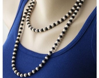 Lang Zwart Crème Gestreept Strand - Zwart Crème Wit Ivoor Steen Zilverkleurige Kralenketting - Contrasterend Lang Modern Edgy