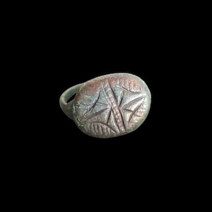 Antiker römischer Bronzering – Gravur eines Schutzsterns – 2.–4. Jahrhundert
