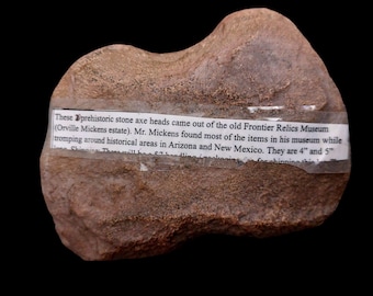 Hacha de piedra prehistórica. Anteriormente en la colección del Museo de Reliquias Fronterizas (Arizona/Nuevo México).