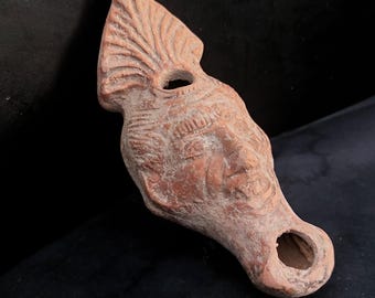 Uitzonderlijke Romeinse figuratieve lamp – Theatraal gezicht- en bladmotief – 2e eeuw na Christus.