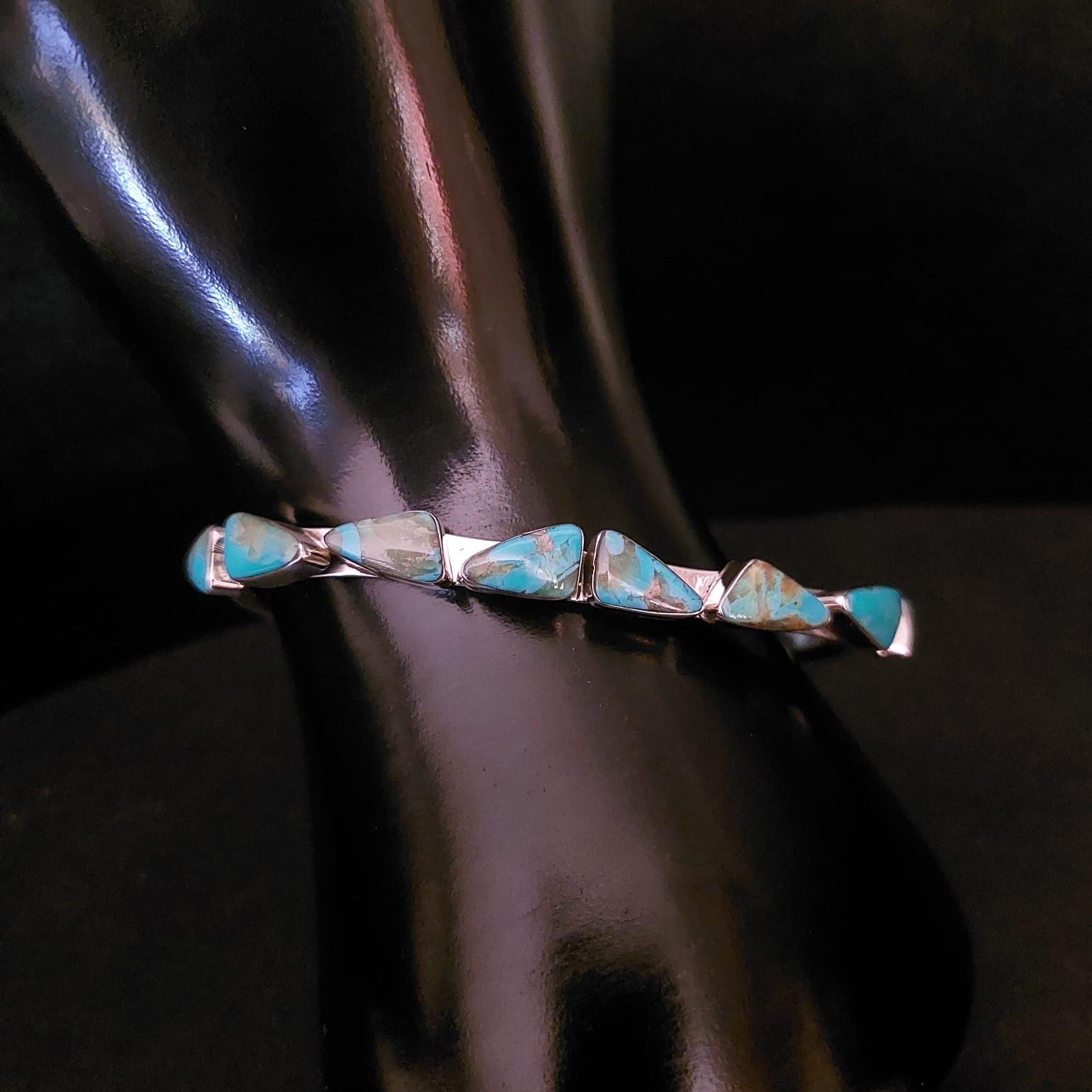 ナバホ族のシルバーとターコイズのカフブレスレット - Sadie Jim の