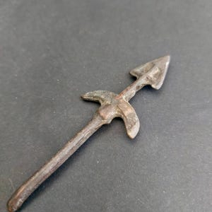 Ancient Roman Bronze Arrowhead – 8.2 cm – Authentic Historical Artifact, Archaeology & Militaria Collection